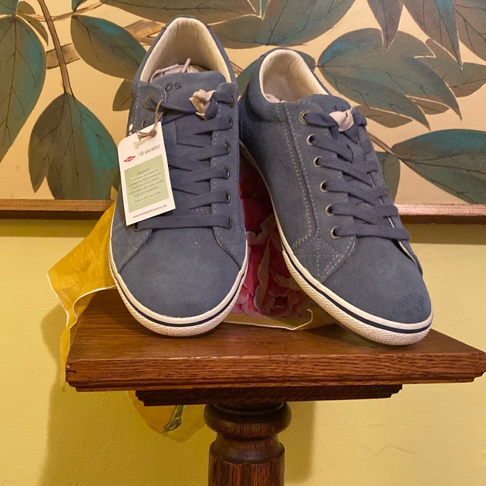 Tao's Footwear NWT Women's Retro Star Sneaker Size 8